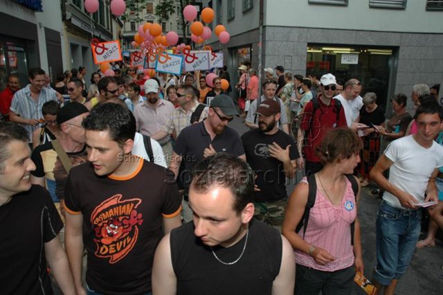 Gesamtschweizerische Lesbian&Gay Pride 2005: "Sowieso" (18.06.2005, Luzern) – Demonstrierende, im Hintergrund: "& Grazie – Lilith Lausanne" und "& Merci – Lilith Lausanne"