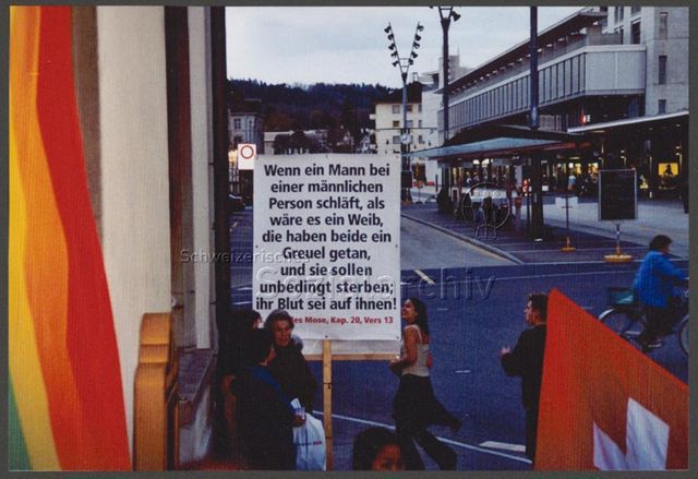 Frauenfeld Demo Pink Apple 2001 (27.04–20.05.2001, Frauenfeld) – Demo Rütlibund – Zitat aus dem 3 Buch des Mose, Kapitel 20, Vers 13: "Wenn ein Mann bei einer männlichen Person schläft, als wäre es ein Weib, die haben beide ein Greuel getan, und sie sollen unbedingt sterben; ihr Blut sei auf ihnen!"