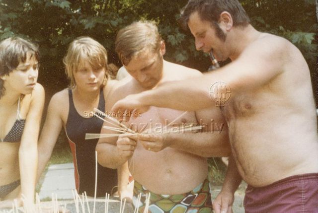 Bosco della Bella, Feriendorf für kinderreiche Familien - Kinder und Erwachsene beim Flechten von Körben; 1978