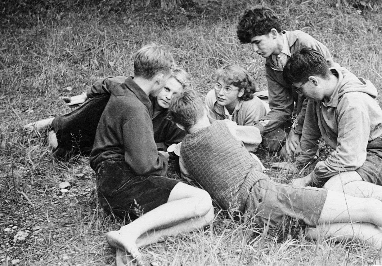Wandervogel-Ortsgruppe Basel sitzen auf der Wiese (1945)