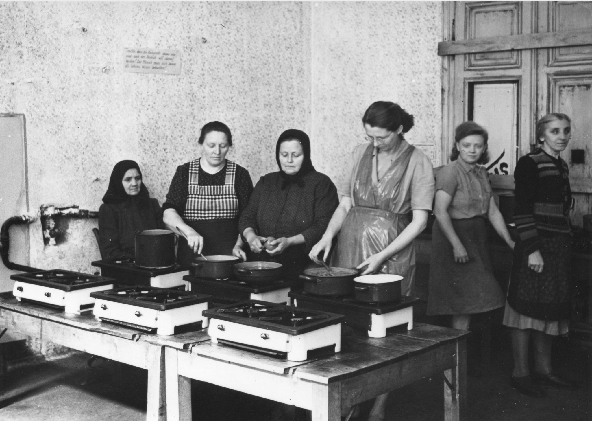 "Okt. 1949, Flüchtlingslager am Hundsturm, Gemeinschaftsküche", Frauen beim Kochen