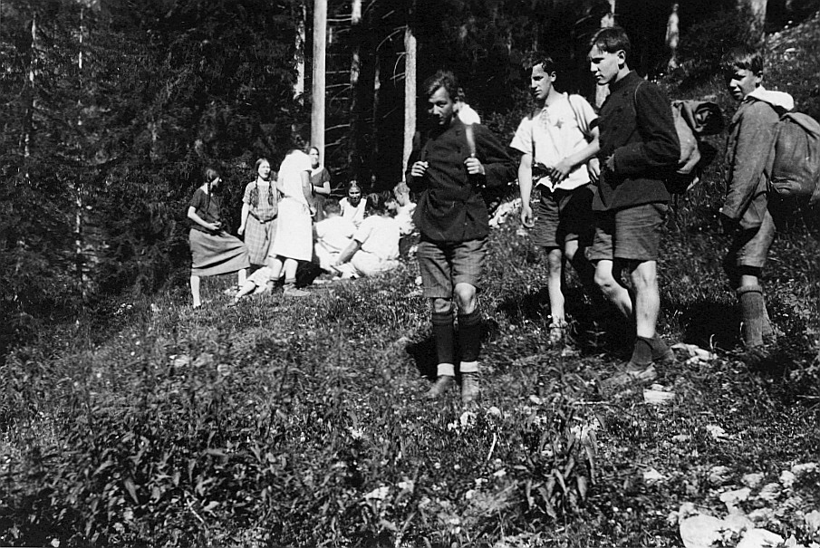 Wandervogel-Führerlager Egschi im Safiental: Wandervögel bei einer Wanderung (1926)