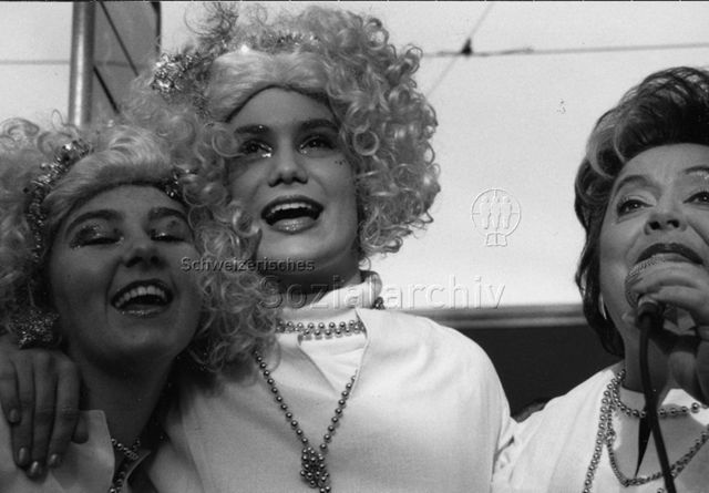 Nella Martinetti (rechts) und zwei weitere Frauen beim Singen, wahrscheinlich an einer Weihnachtsverkaufsaktion, Zürich; 1998