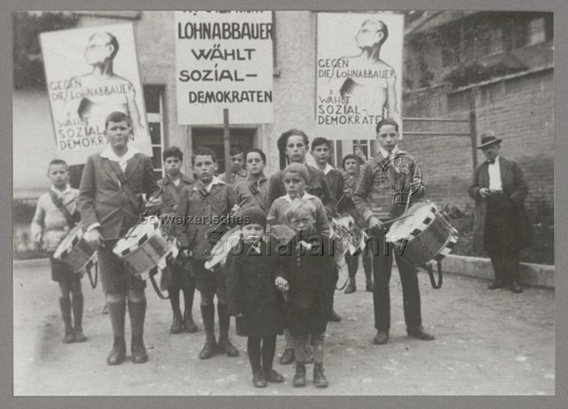 Kinderdemonstrationszug gegen die Teurung in Olten, mit Trommeln und Schilder: "Gegen die Lohnabbauer