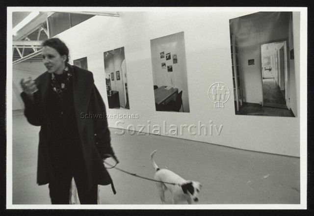Ausstellungsansicht mit Frau und Hund