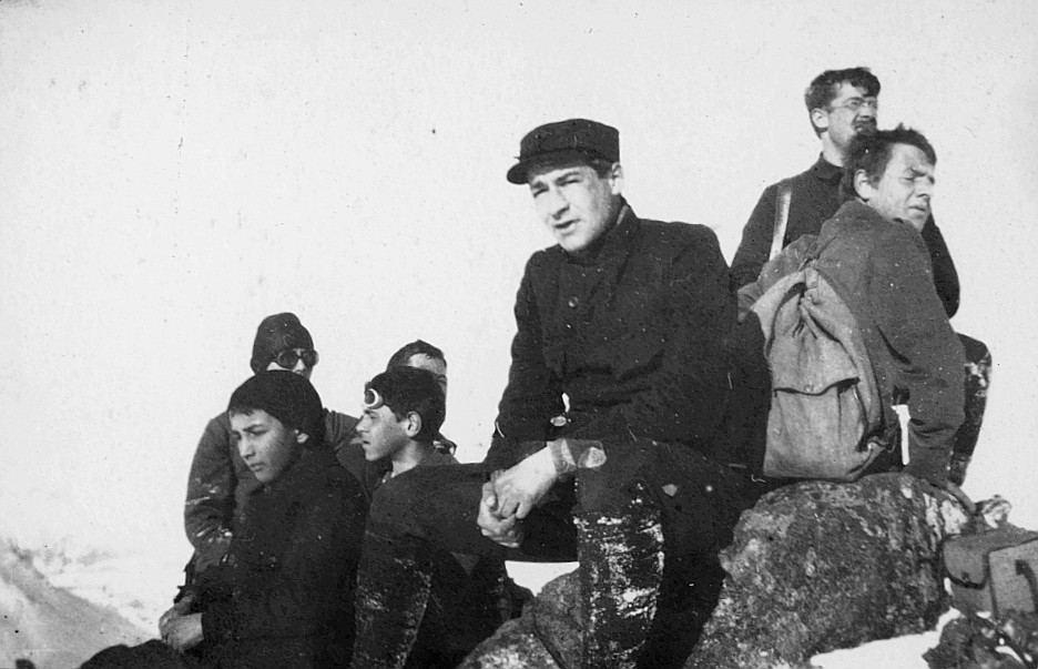 Auf der Wasserscheide: Wandervögel sitzen auf Gestein in den Bergen (1920)