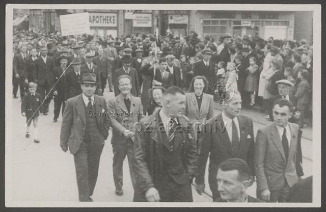 1. Mai, Umzug, 2. Reihe Mitte: Fritz Hodel mit Margrit, Zürich, 1947