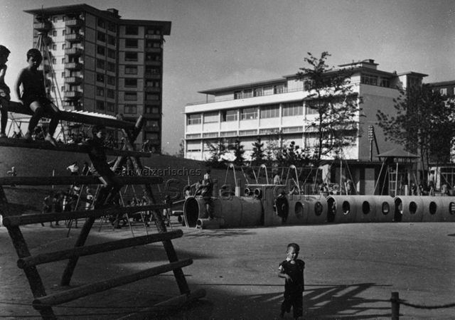Spielplatz "Heiligfeld, Zürich" - spielende Kinder, Klettergerüst, Betonröhre; um 1960