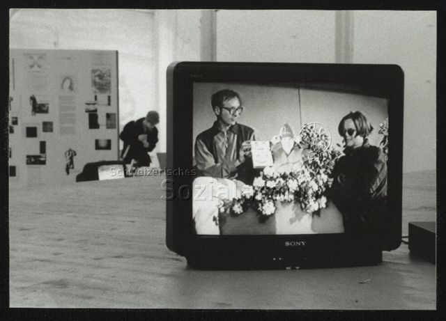 Ausstellungsansicht mit Fernseher