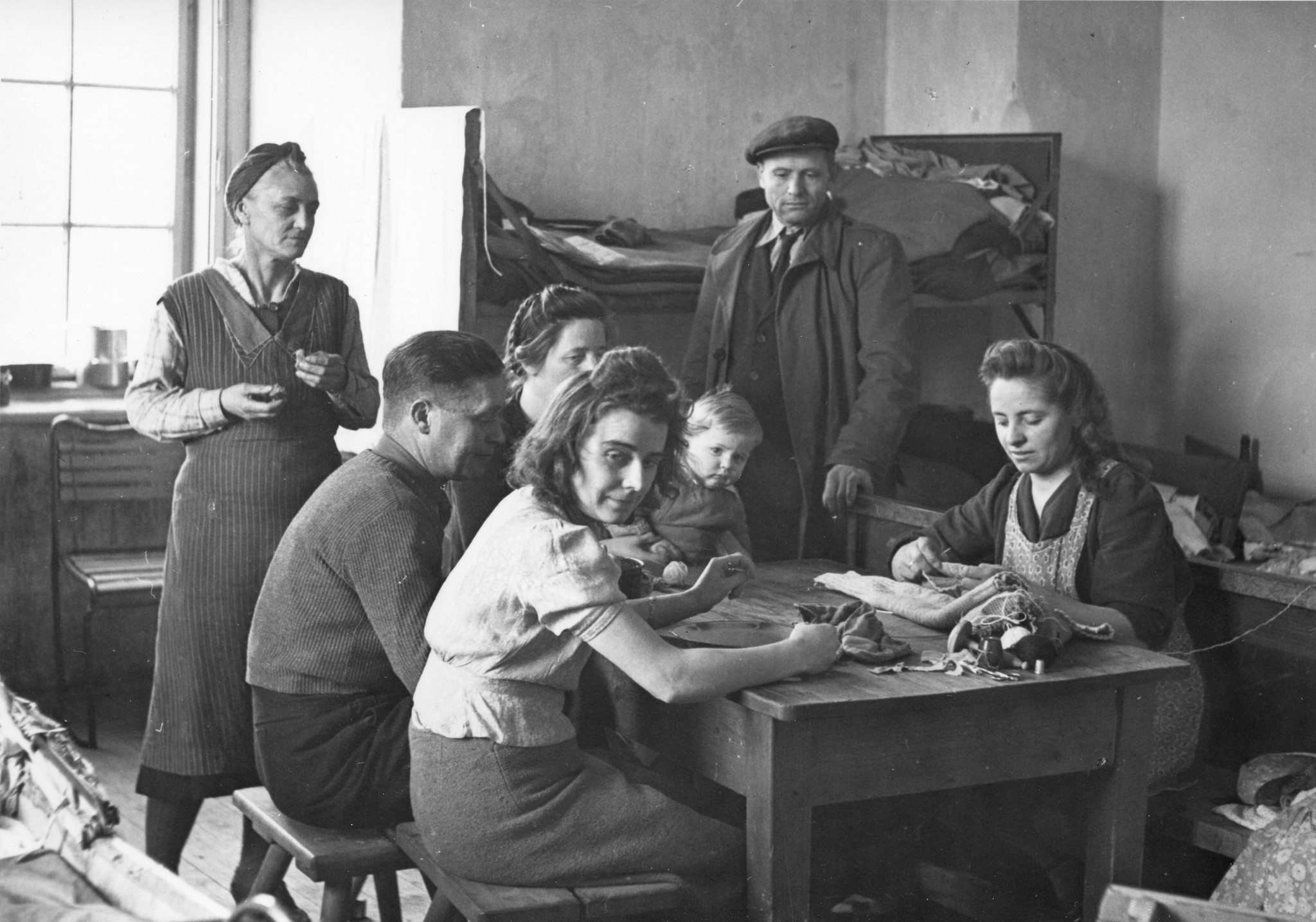 "Aus dem städtischen Flüchtlingslager Wien-Arsenal.", Jugoslawische (?) Flüchtlinge bei Textilarbeit, Februar 1949