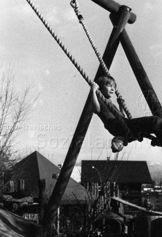 "Spielplatz St. Anton", Luzern - Junge auf der Schaukel; 1977