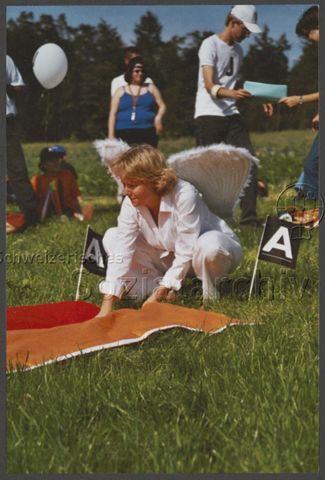 Aktion der HAZ: "Rainbow-Wolke of Love" im Vorfeld der kantonalen Abstimmung zum Partnerschaftsgesetz (08.09.2002)<br>