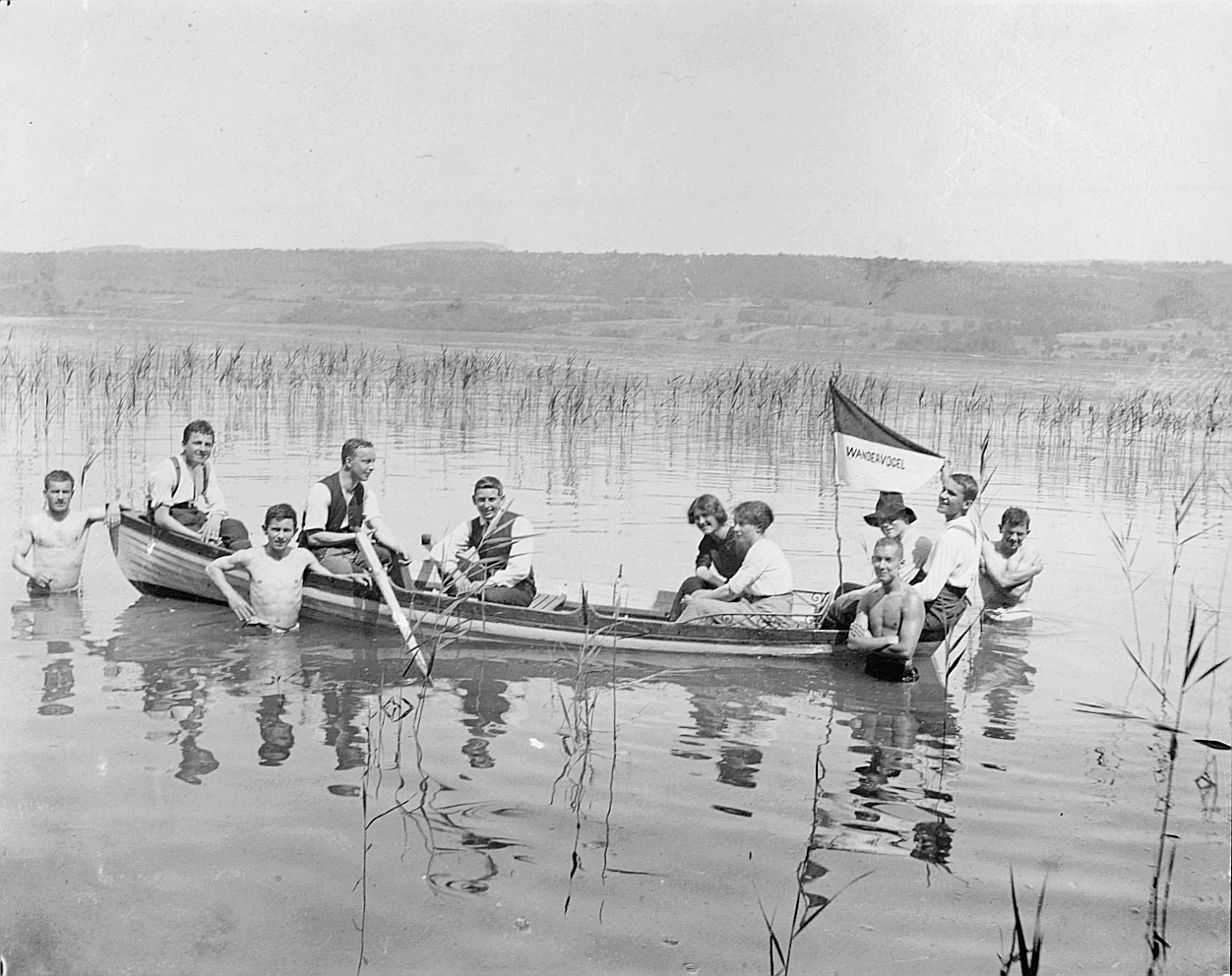 Wandervögel der Wandervogel-Ortsgruppe Aarau sitzen auf einem Boot oder stehen im See - Fotoalbum von Paul Burkhart (1913)