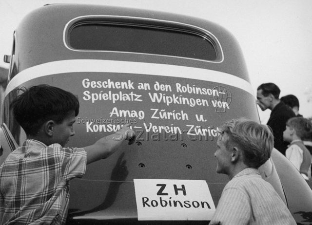 "Robinsonspielplatz Wipkingen" - Kinder vor einem geschenkten alten Fahrzeug; um 1965