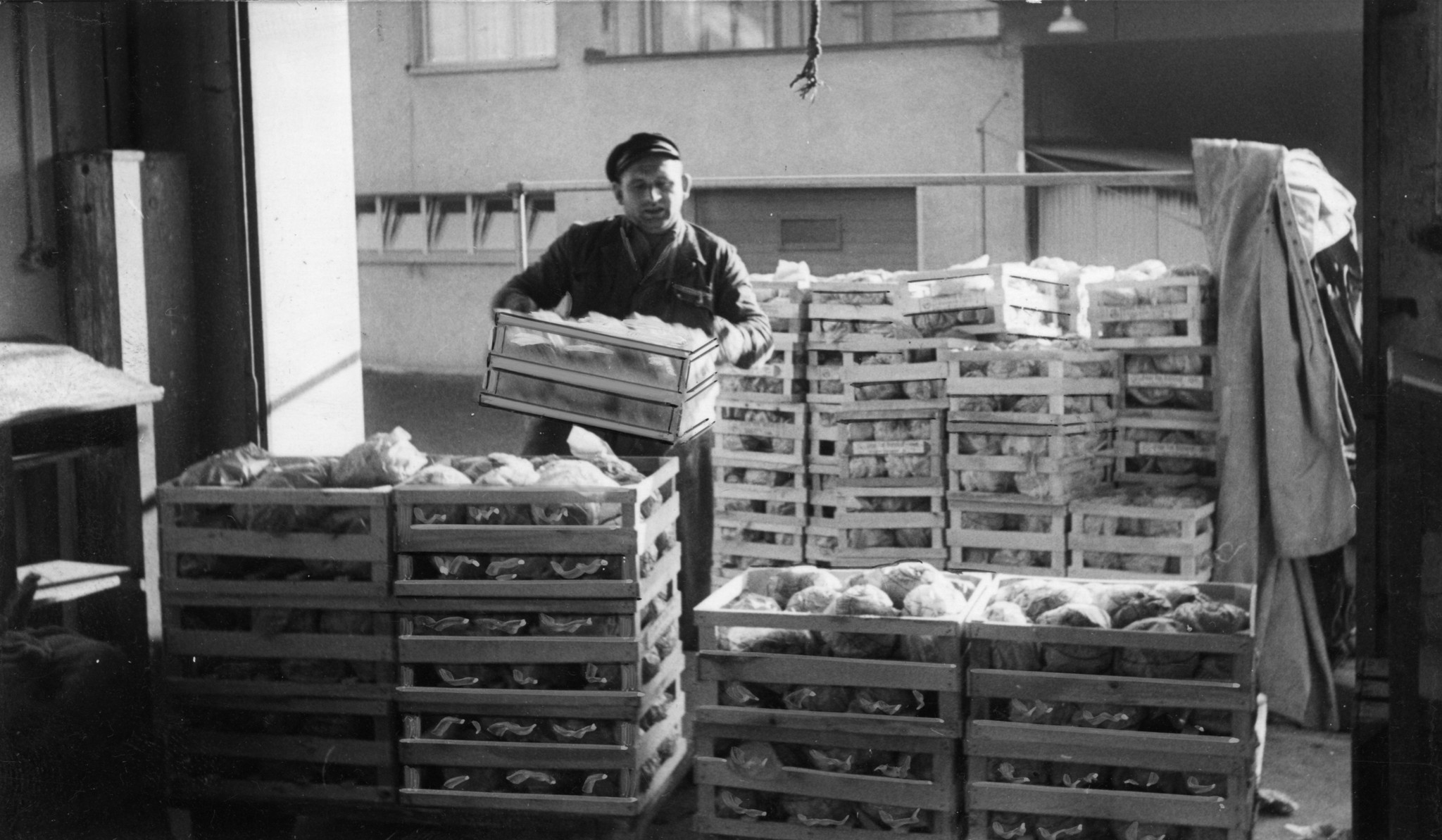 Mann beim Verladen von Gemüsekisten