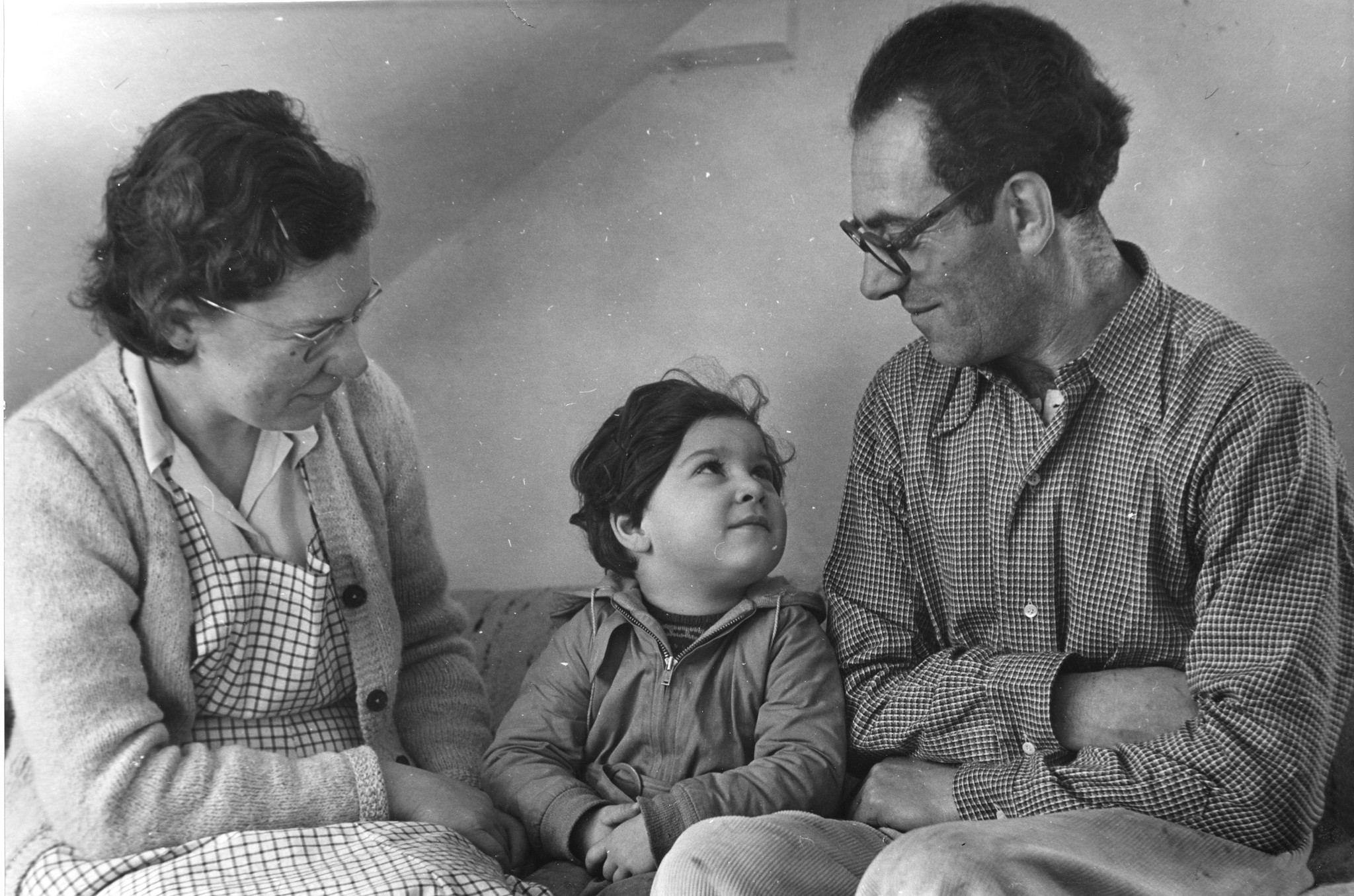 "Cavigliano - Haushaltungskurs für deutsche Flüchtlingsmädchen vom Dezember 1950 bis Februar 1951", Mann und Frau mit einem Kind