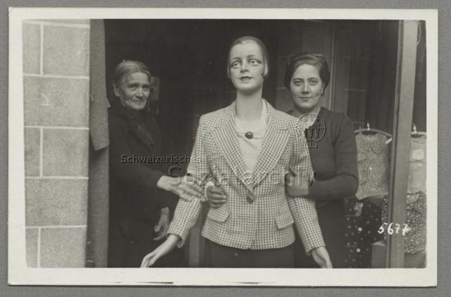 Schneiderinnen mit Schaufensterpuppe in Kostüm, um 1950
