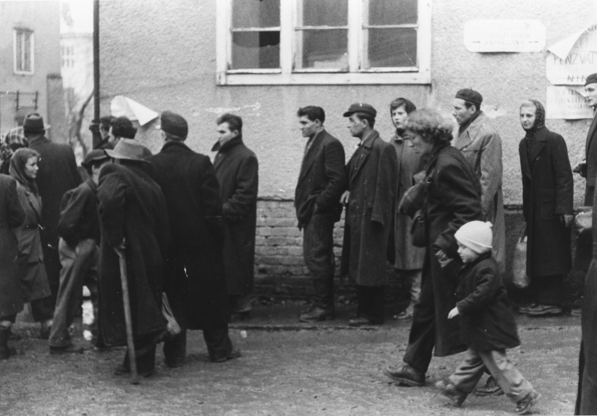 Warteschlange vor einem Haus: Flüchlinge aus Ungarn warten auf eine Registration und für eine Möglichkeit der Aureise