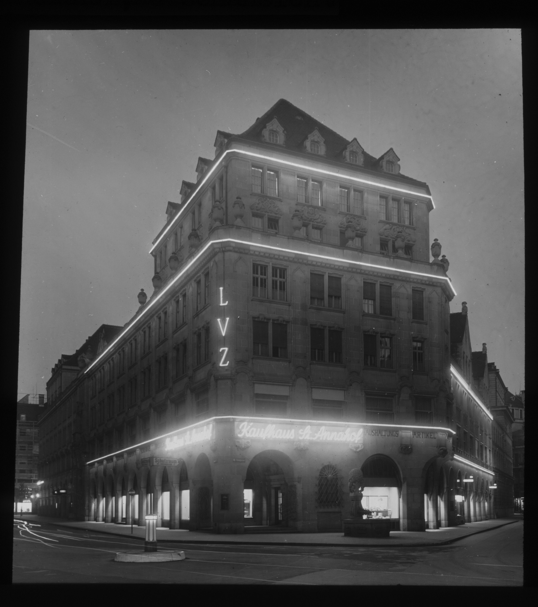 Dia: Kaufhaus St. Annahof, Aussenansicht in der Nacht.