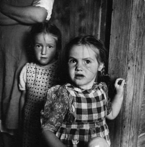 "Bergkinder" - Zwei Mädchen blicken in die Kamera; um 1965