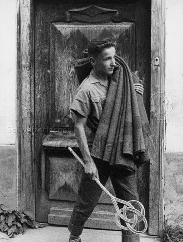 Junge mit Teppich und Teppichklopfer; um 1965