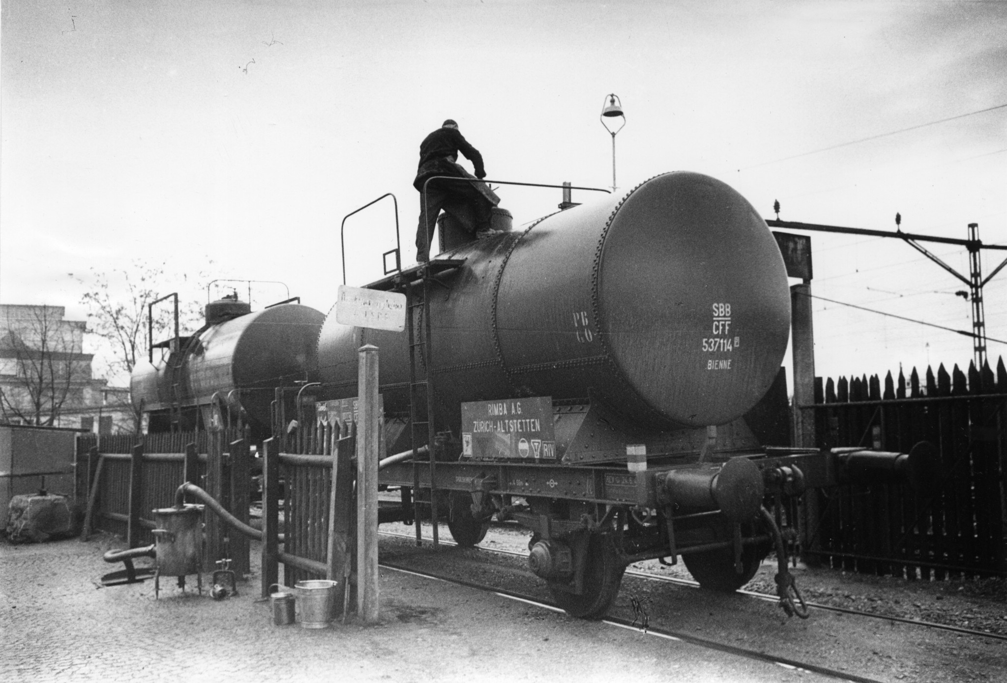 Beladen eines Tank-Eisenbahnwaggons