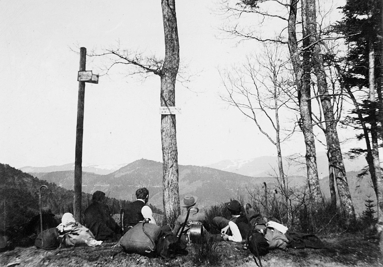 Wetter in den Vogesen: Rast (vermutlich) der wandernden Wandervögel in der Nähe eines Wegweisers (Frühling 1909)
