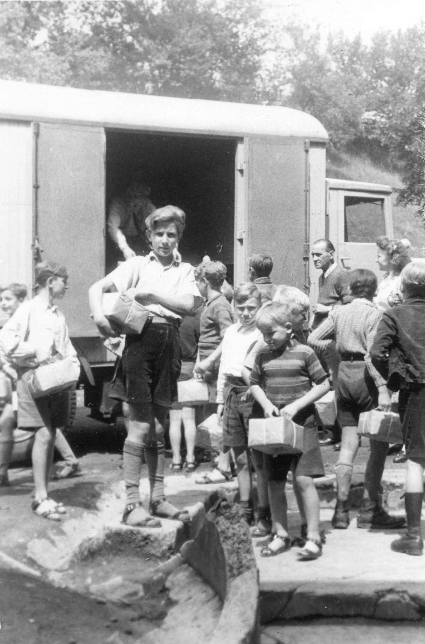 Walkemühle, Hessen - Kinderheim"; Kinder transportieren Pakete aus dem Wagen