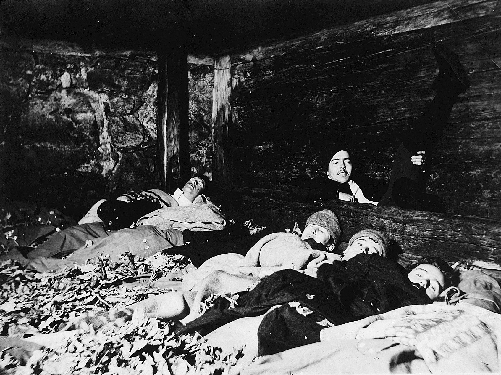 Skilager Obstalden: Liegende Wandervögel auf einer Blätterschicht in einer Hütte (vermutlich) (1910/11)