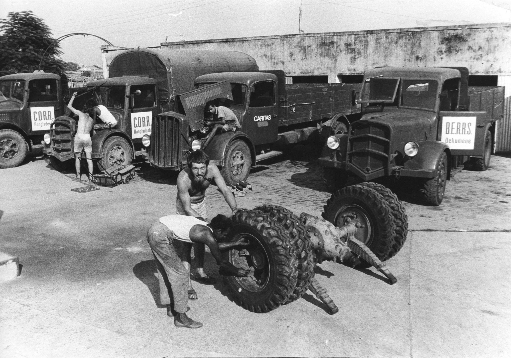 "Bangladesh: Swiss Truck Team Oktober 1972"; Schweizer Fachmänner helfen den Bengalen bei der Fahrzeugwartung