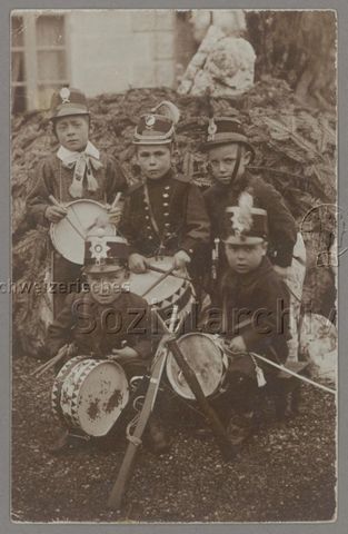 Junge Knaben in militärsichen Uniformen mit Trommeln und Gewehren, um 1910
