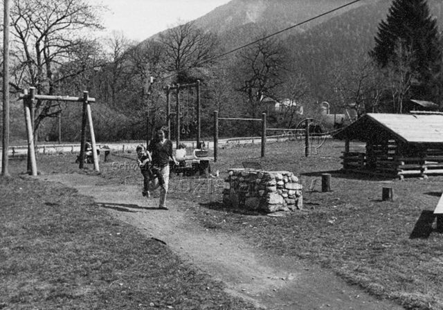 "Waldspielplatz Domat-Ems" - Mutter und Kind beim Spielen, Seilbahn; 1981