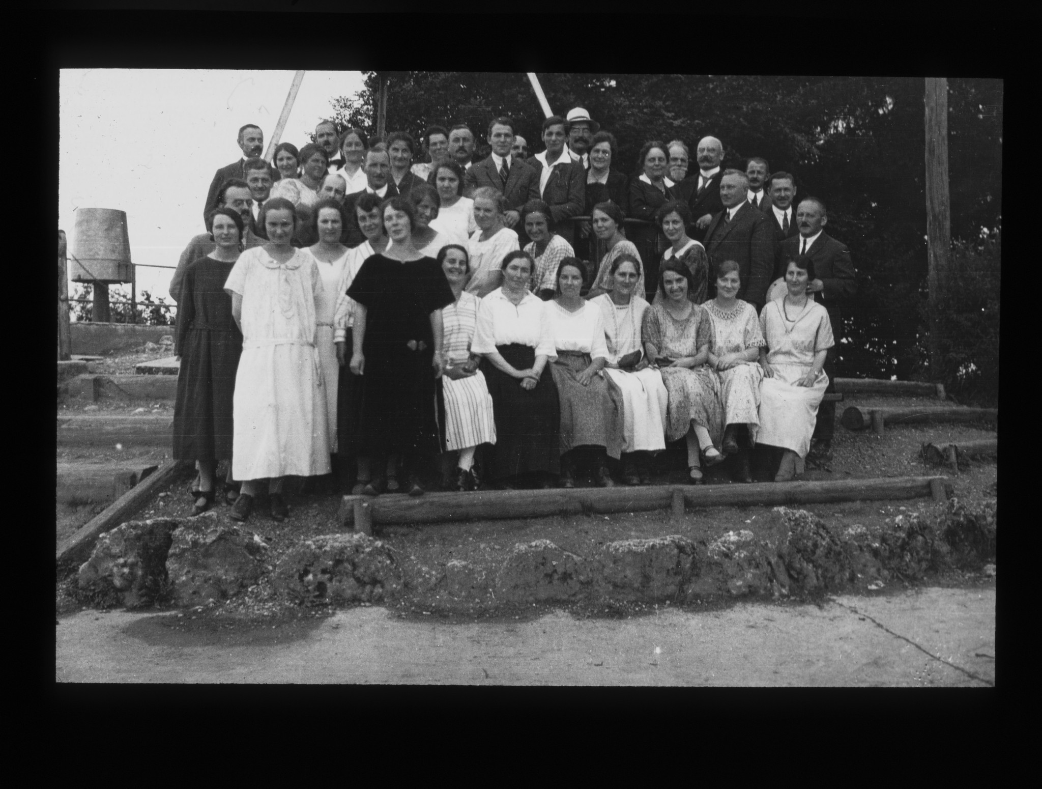 Dia: Gruppenfoto eines Dekorationskurses des LVZ: "Andenken an den 1. Dekorationskurs in Zürich, 12. - 22. Juli 1924".