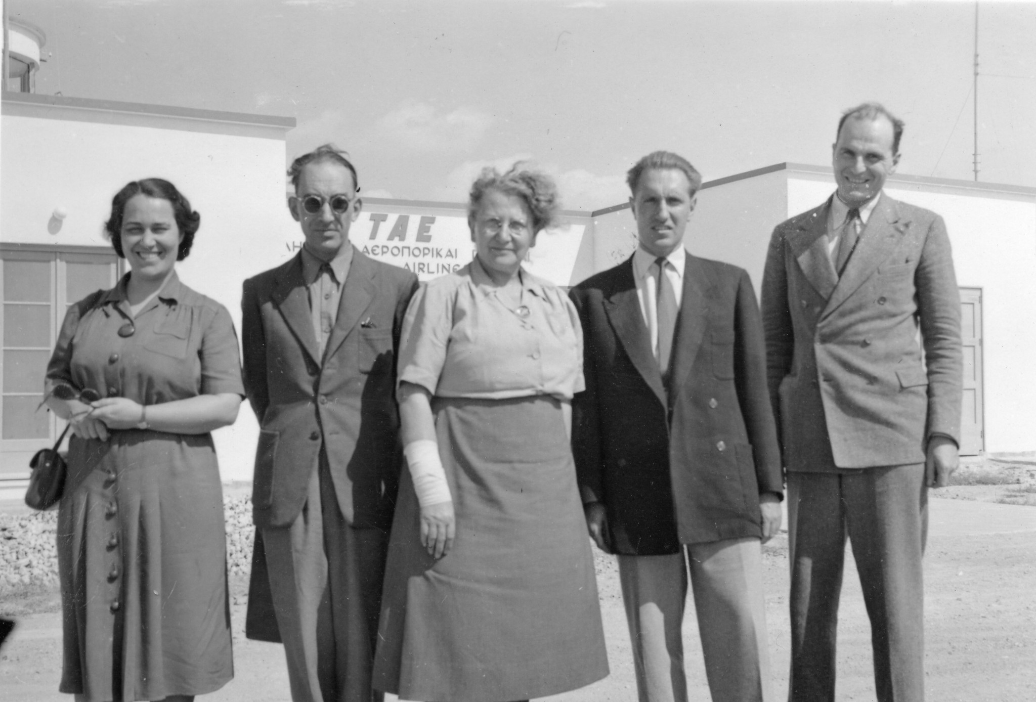 Kinderdorf Dovra der SSP: Gruppenbild mit Regina Kägi (Bildmitte)