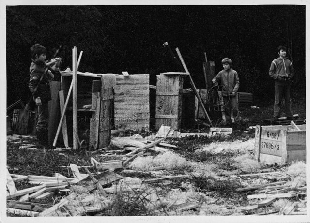 "Spielplausch-Aktion in Bülach" - Kinder beim Spielen und Bauen mit Holz; 1974