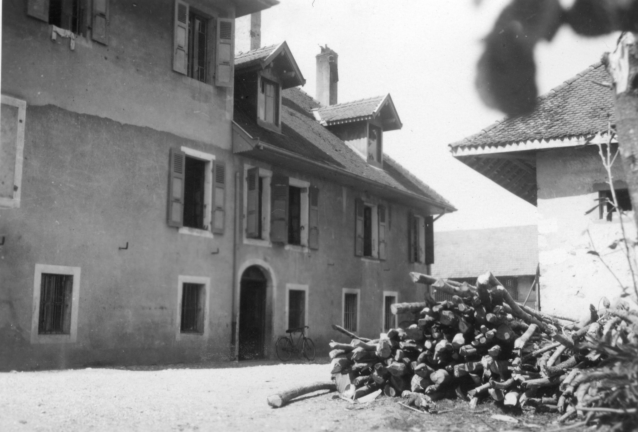 Vor einem Haus liegt Brennholz