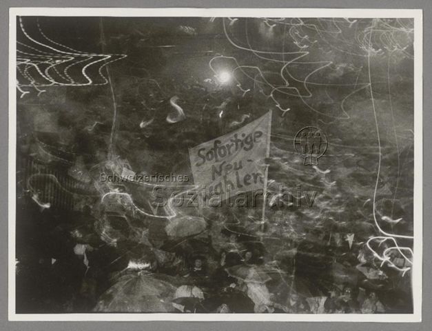 Demonstration mit Transparent "Sofortige Neuwahlen", Leipzig, um 1990