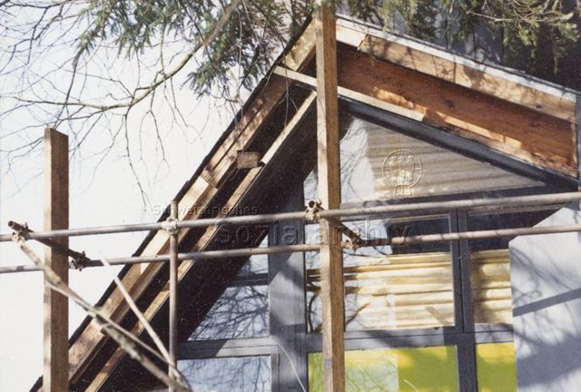 Bosco della Bella, Feriendorf für kinderreiche Familien - Baugerüst vor einem der Ferienhäuser; um 1990