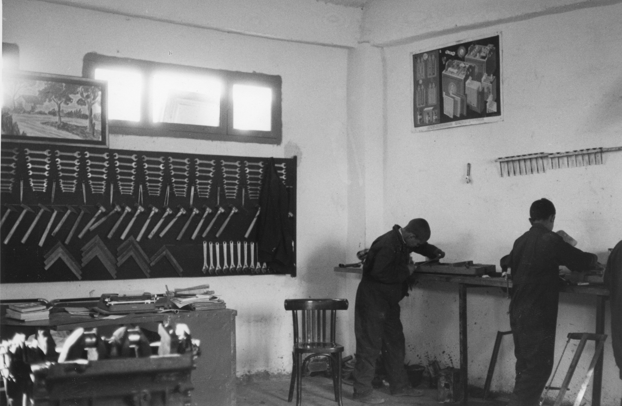 "Schweiz. Arbeiter-Hilfswerk: Berufsbildungszentrum "Aissat Idir" in La Marsa (Tunis): In der Schlosserei"; zwei Knaben arbeiten in der Werkstatt