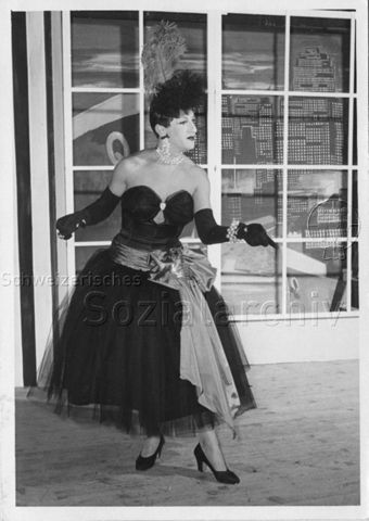 Bertie Wolf als Transvestit am Herbstfest im "Kreis" - 1955