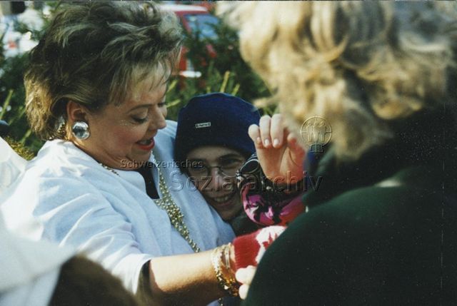 Nella Martinetti und ein Junge, wahrscheinlich an einer Weihnachtsverkaufsaktion, Zürich; 1998