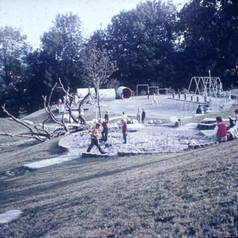 "Siedlungsspielplatz Adliswil" - spielende Kinder, Ansicht der Anlage; um 1975