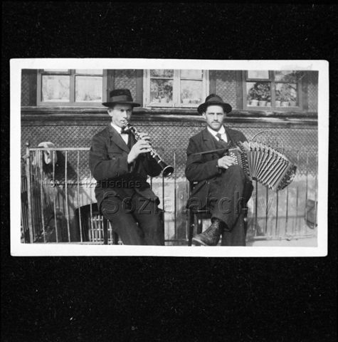 Hobbymusikanten (rechts: Fritz Gerber von Mörisegg mit Handorgel, links: sein Cousin mit Klarinette), um 1930