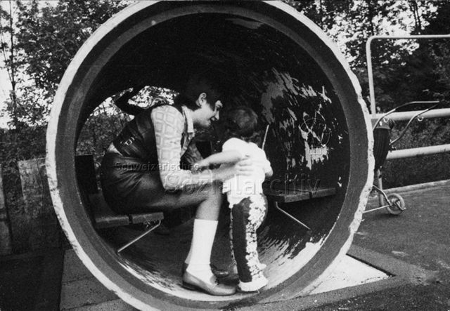 "In einer Betonröhre - Siedlungsspielplatz Adliswil"; 1971