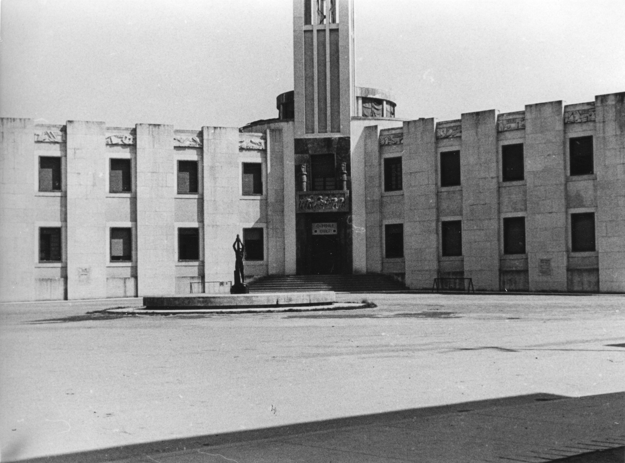 "Molinella. Das schöne Spital dieses Dorfes der Genossenschaftler"; Ansicht des Innenhofs