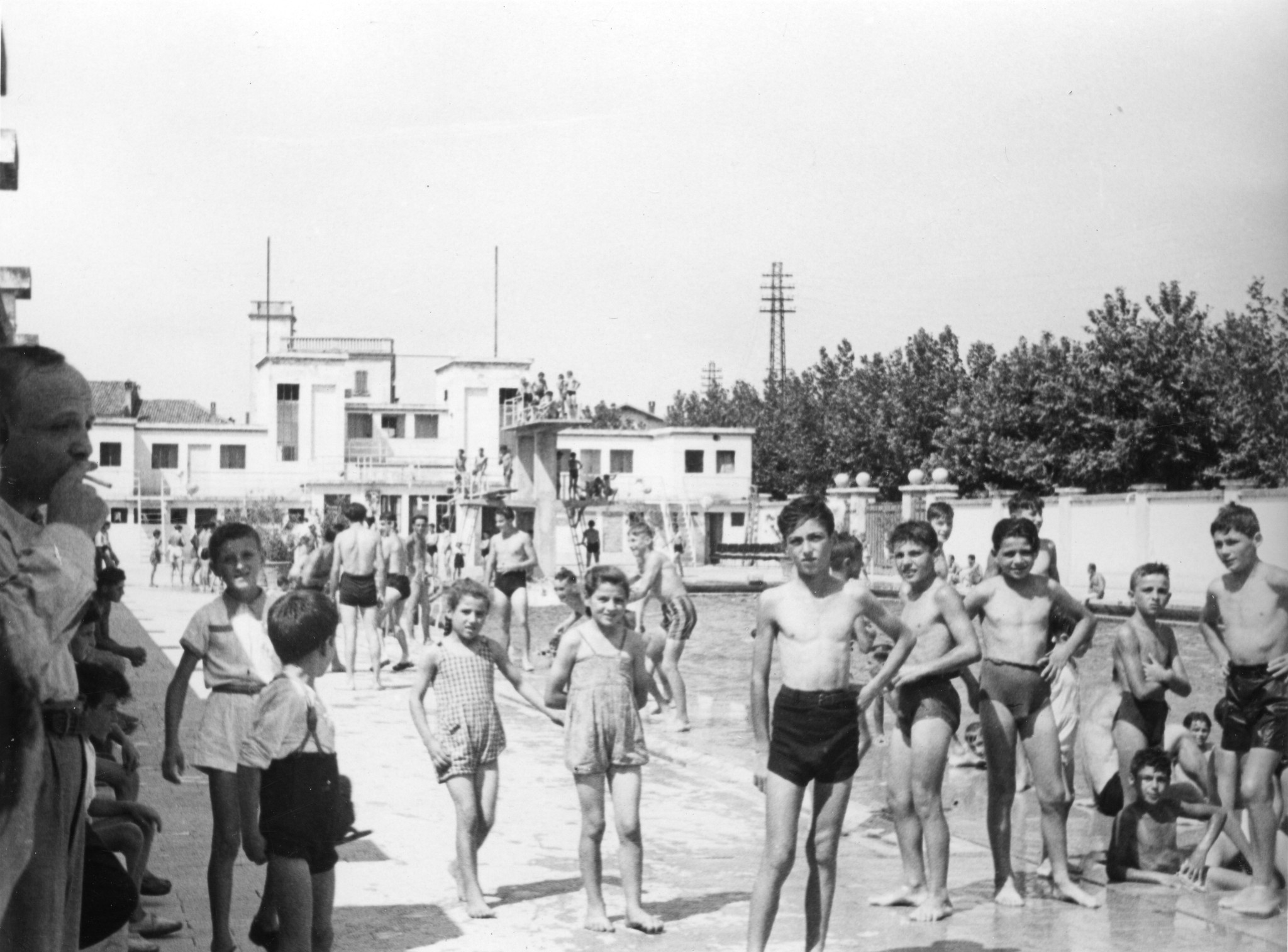 "Molinella. Das herrliche Schwimmbad, dass einem Wunder nimmt in dieser von Dürre heimgesuchten Gegend"; Kinder im Schwimmbad