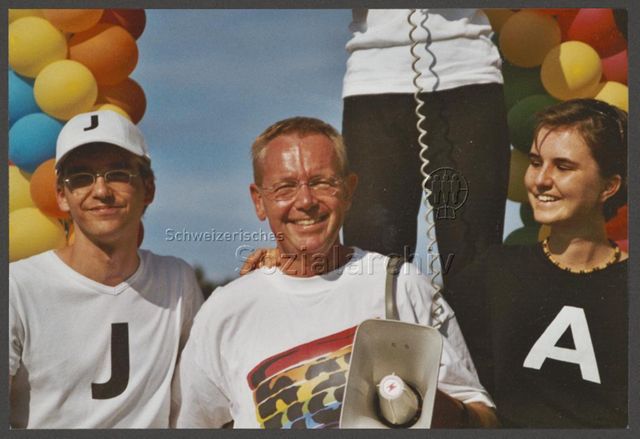 Aktion der HAZ: "Rainbow-Wolke of Love" im Vorfeld der kantonalen Abstimmung zum Partnerschaftsgesetz (08.09.2002)<br>