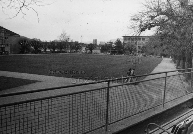 "Spielplatz - schlechte Beispiele, Olten" - Ansicht einer Anlage, Wiese; 1978