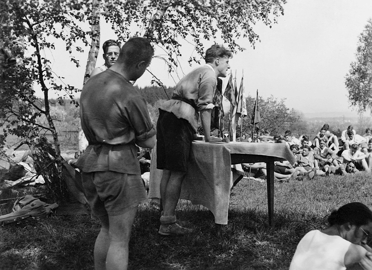 Wandervogel-Landsgemeinde in Brütten - Bob Zweifel, Bundesobmann 1933, eine Rede haltend (1933)