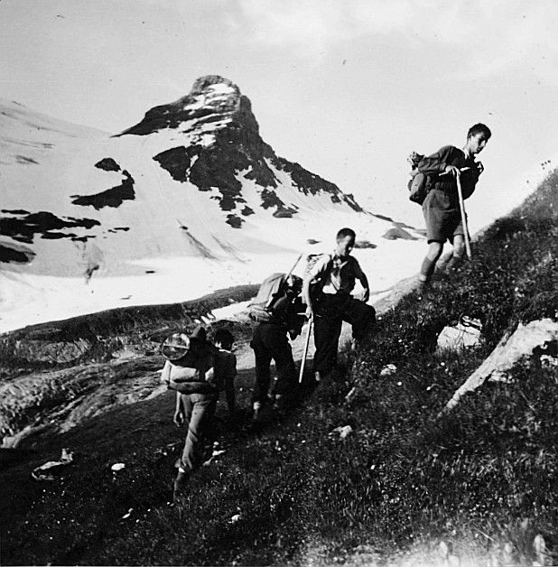 Wandervögel der Ortsgruppe Zürich wandern in den Bergen (Tödifahrt) (Sommer 1941)